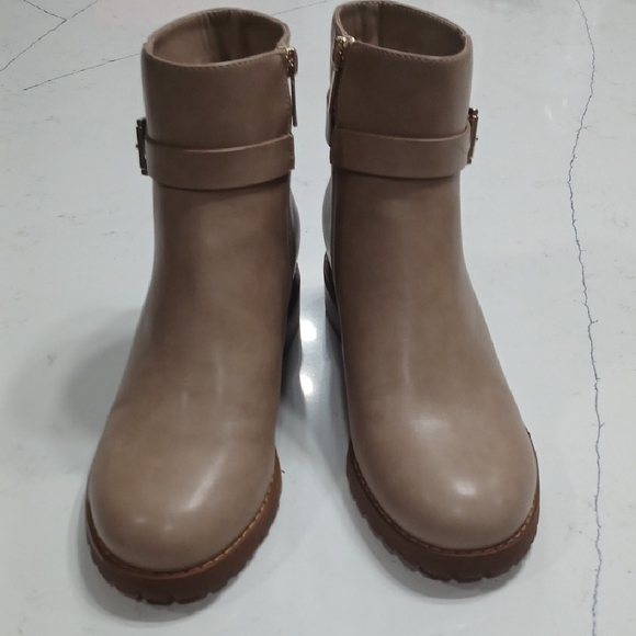 Women's Tan Ankle Boots, Crown & Ivy, New With Out Tags Or Box, Sz 8.5 - Picture 2 of 8